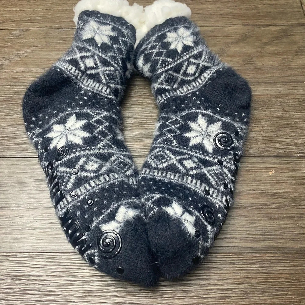 Mukluks Sherpa lined cabin socks  New Muk Luks Christmas socks black